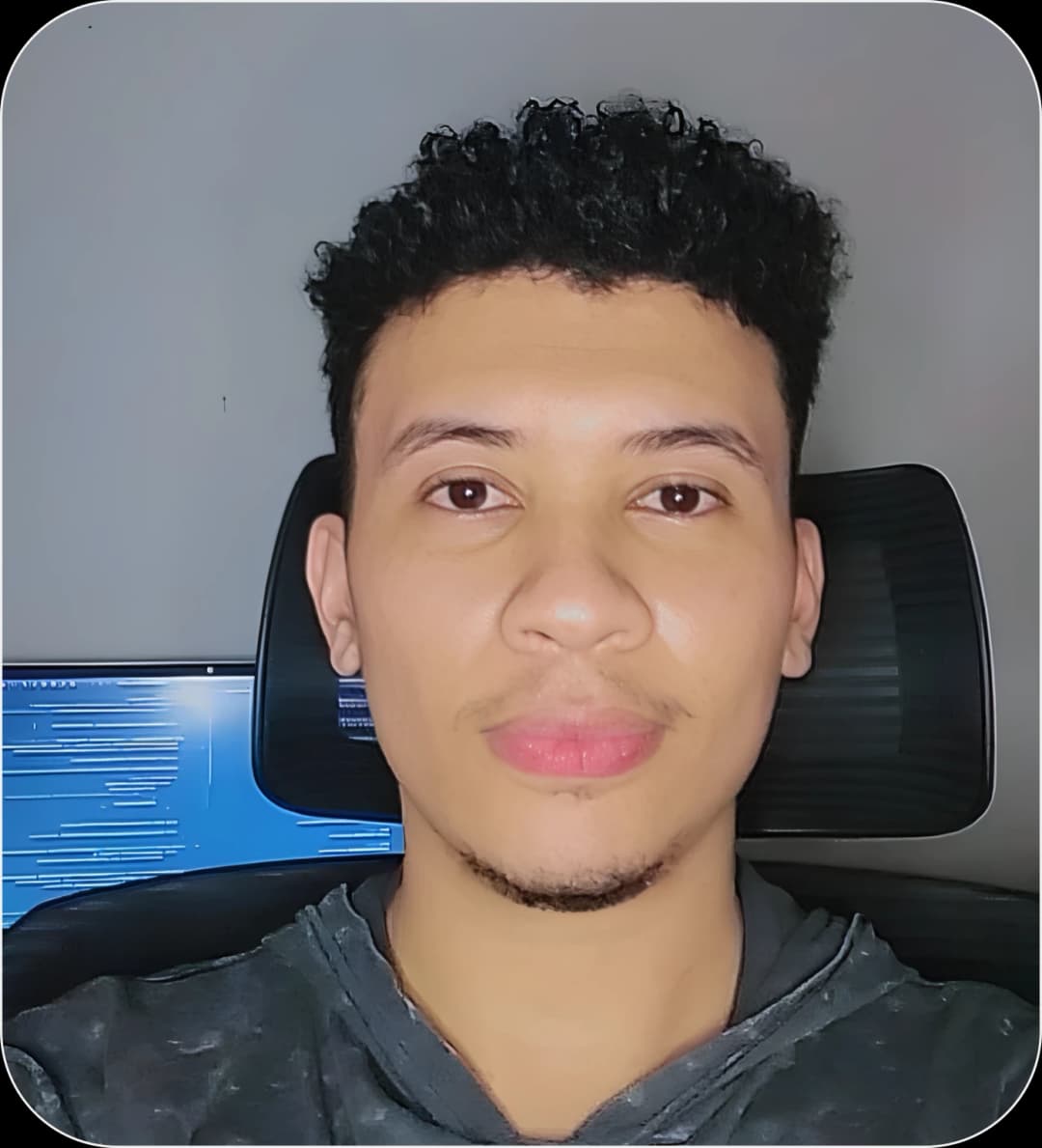 Foto do engenheiro de software Leonardo Ferreira, com fundo abstrato